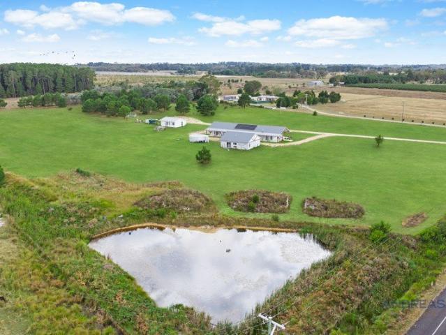 Modern Luxury Meets Country Tranquillity Acreage, Water & Views