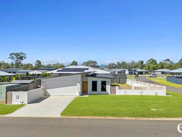 MODERN LUXURY, NEAR NEW FAMILY HOME IN AMAROO!