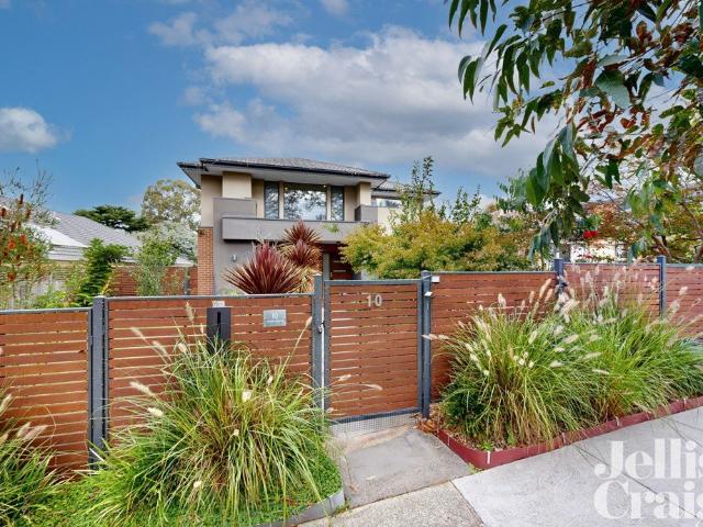 Modern Luxury and Family Versatility in Forest Hill