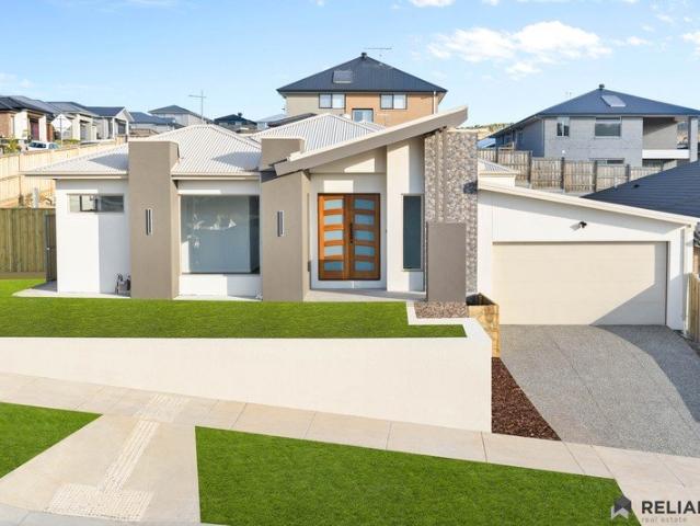 Modern Luxury Home with Dual Ensuites & Stunning Views
