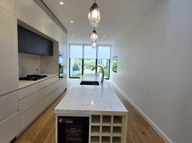 Modern Luxury in a Beautifully Renovated Terrace