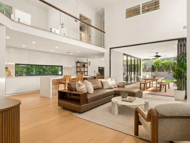 Modern Luxury in a Tightly Held Cul de Sac