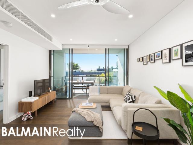 Modern Luxury in the 'Union Balmain' complex featuring Large Entertainers Balcony taking in Water Views