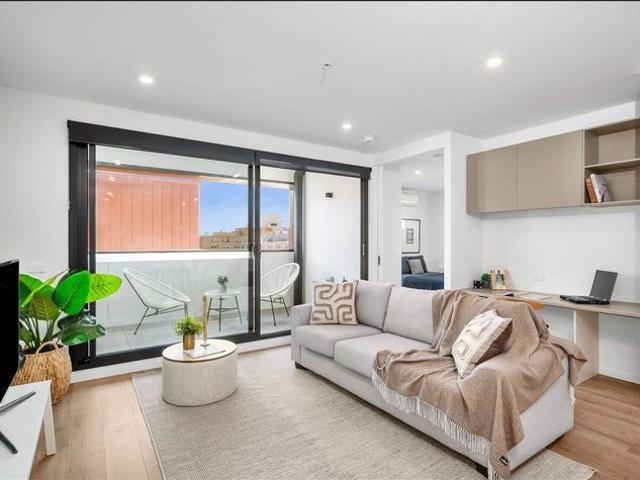 Modern Luxury in the Heart of the City!