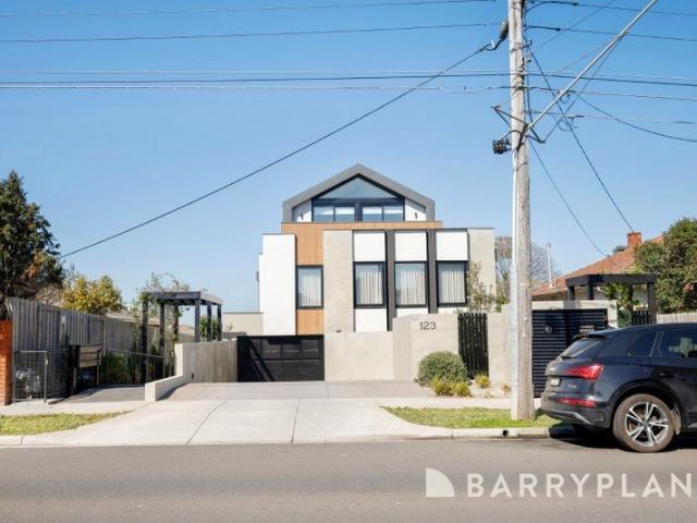 Modern Luxury in the Heart of Mentone!