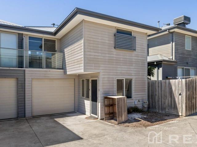 MODERN LUXURY WITH EFFORTLESS ENTERTAINING!