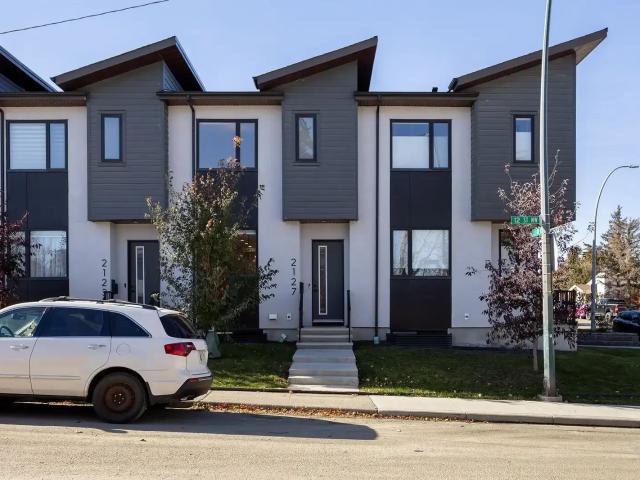 Modern Luxury 3 Bed Townhome near Confederation Park | Detached Garage — 3 Bedrooms Townhouse