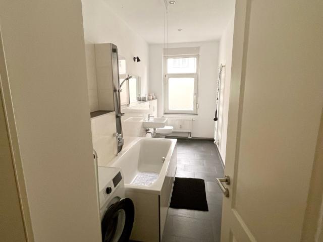 Modern luxury 3 room apartment in prime location with terrace & fitted kitchen