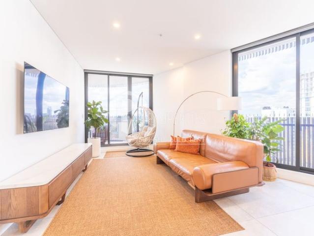 Modern Luxuries Three Bedroom Apartment Living in Merrylands Up For LEASE!