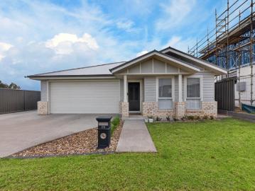Modern & Luxurious Dual Living Opportunity in Prestigious Figtree Hill