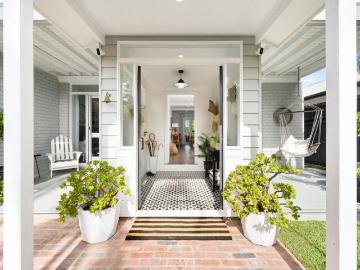 Modern Luxurious Queenslander, Great Location