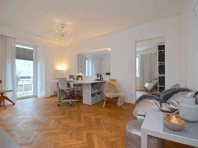 Modern möblierte Altbauwohnung mit Reinigungsservice im beliebten Stuttgarter Westen
