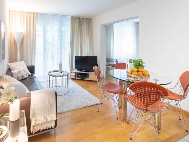 Modern möblierte und ruhige 2.5 Zimmer Wohnung mit Balkon in Zürich Wiedikon