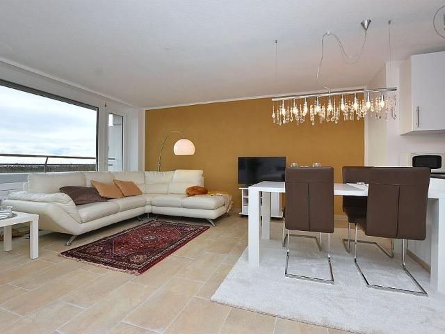 Modern möblierte Wohnung mit Tiefgarage und Balkon in Stuttgart Asemwald
