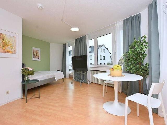 Modern möblierte 1,5 Zimmer Wohnung mit Balkon und PKW Stellplatz in zentraler Lage in Sindelfingen