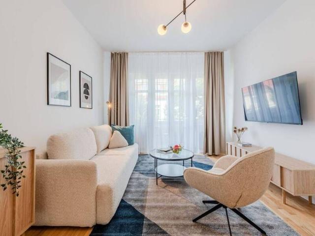 Modern möblierte 2 Zi. Wohnung mit Balkon in Neukölln