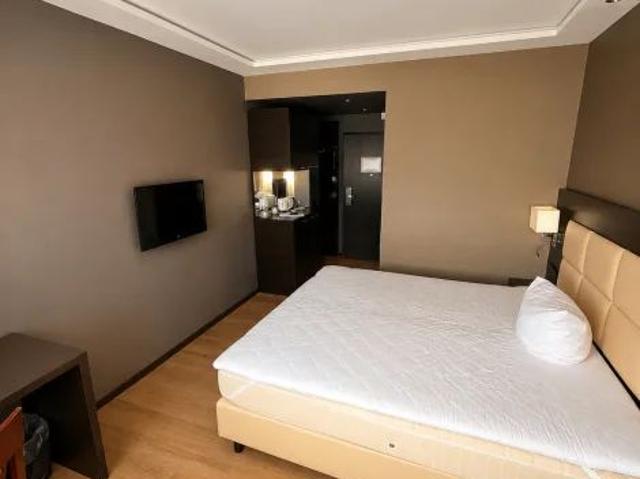 Hotel Atmosphäre: vollausgestattetes möbliertes ehemaliges Hotelzimmer in Karlsruhe zu vermieten