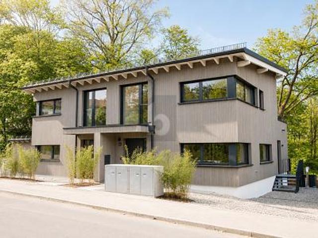 MODERN, MEHRERE TERRASSEN UND BLICK INS GRÜNE