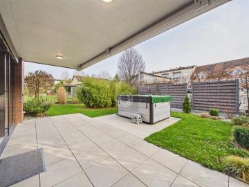 MIT GARTEN, WHIRLPOOL UND TIEFGARAGENPARKPLATZ