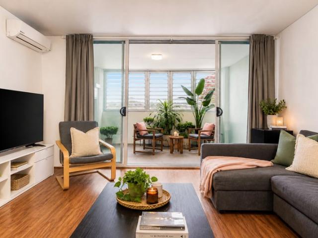 Modern North Facing Apartment near Camperdown Park