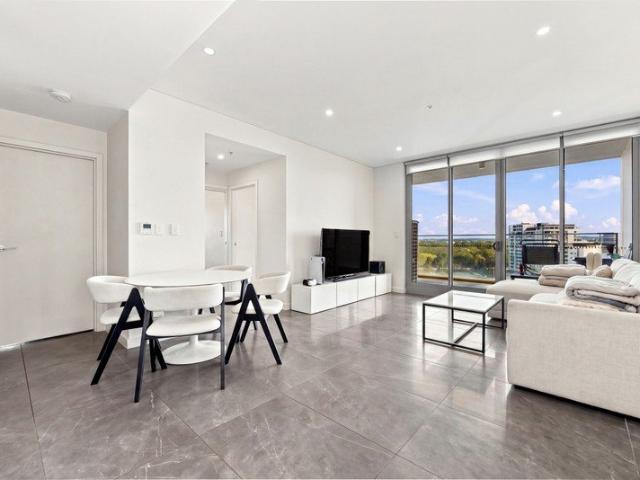 Modern Northeast Facing Apartment with Separate Study & Resort Style Facilities