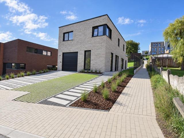 Modern new build villa with 4 bedrooms and office