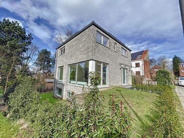 Modern new Build Villa 2023 with 5–6 bedrooms and garden