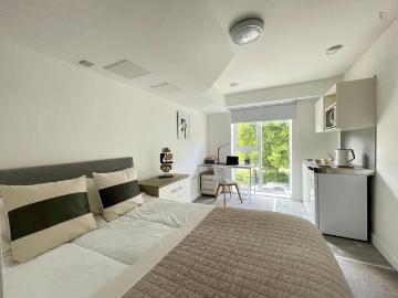 Modern new studio close to Solent University Has an Apartment