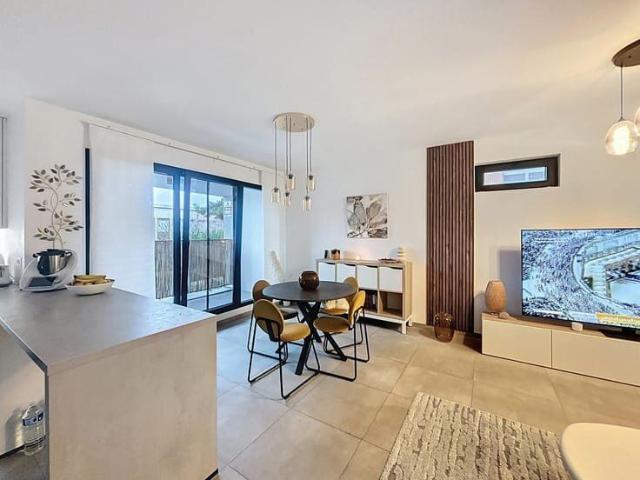 Modern newly built apartment with terrace for rent