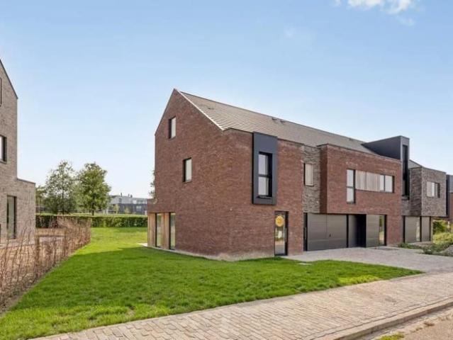 Modern newly built home in a prime location