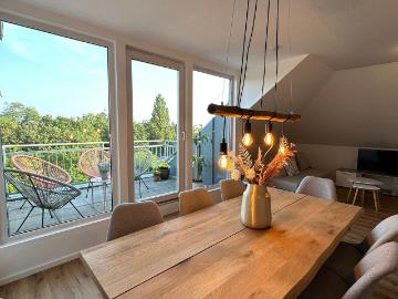 Modern, newly renovated apartment,3 bedrooms for up to 7 people on Mönchengladbach's Hindenburgstraße, Within Walking Distance to the Main Train Station, Monchengladbach Amsterdam Apartments for Rent