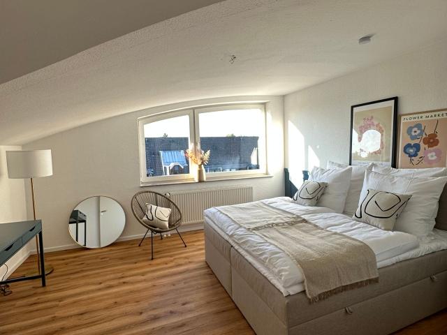 Modern, newly renovated apartment,3 bedrooms for up to 7 people on Mönchengladbach's Hindenburgstraße, Within Walking Distance to the Main Train Station, Monchengladbach Amsterdam Apartments for Rent