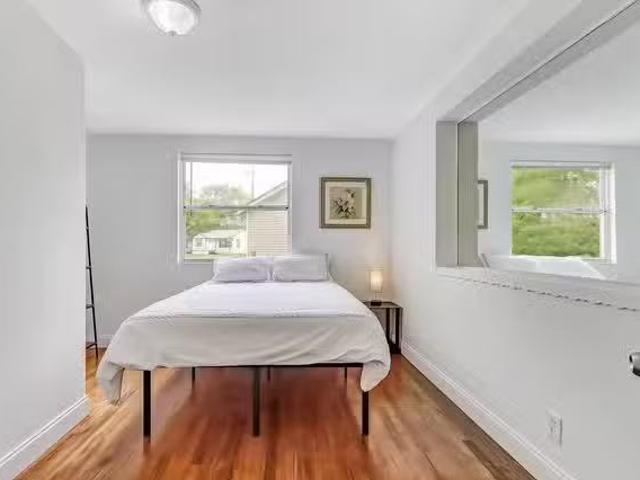 Modern & newly renovated Jacksonville House with Backyard. Bri.