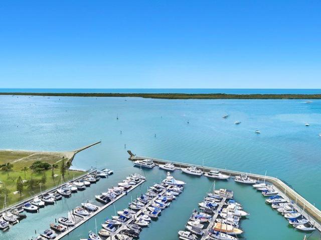 Modern N/E Facing Apartment 31st Floor Breathtaking Broadwater Views