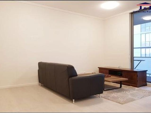 Modern N/E facing 2bed plus study for rent!