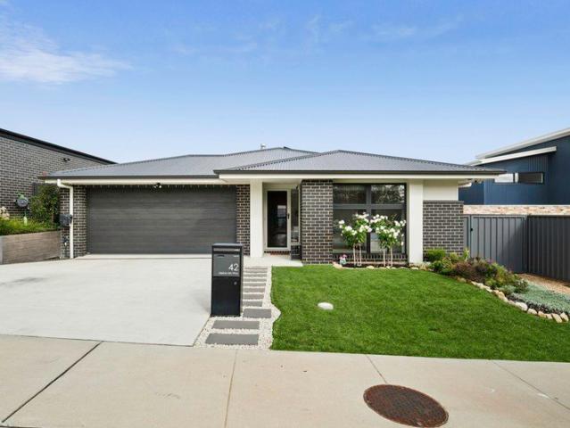 Modern Near New Family Home on Private Level Block