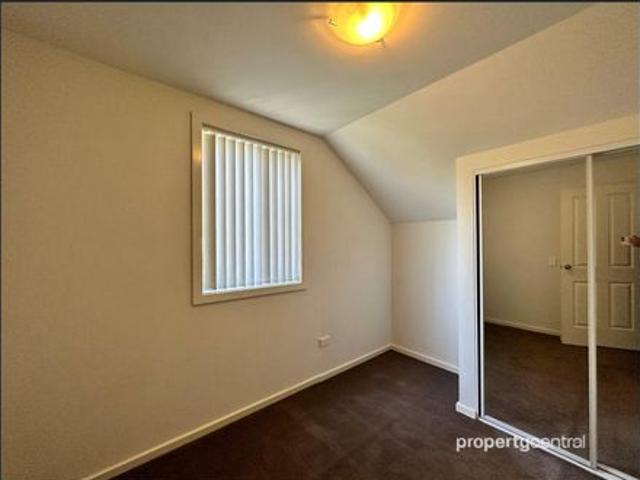 MODERN, NEAT & TIDY THREE BEDROOM TOWNHOUSE WITH LARGE YARD