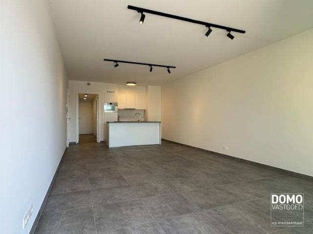 Modern nieuwbouwappartement op de bovenste verdieping met r
