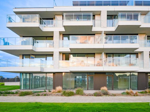 Modern nieuwbouwappartement met groot terras en mooi verz.