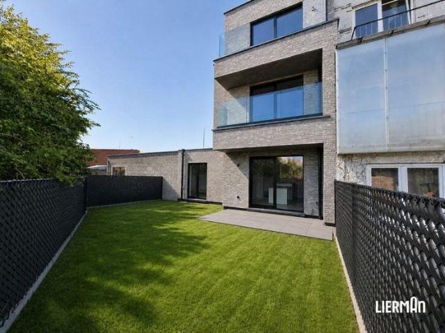 Modern nieuwbouwappartement met 2 slaapkamers, tuin en staa…