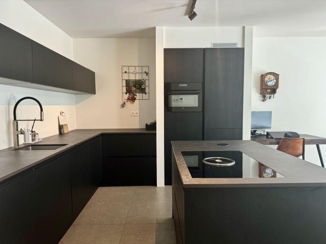 Modern nieuwbouwappartement met 2 terrassen en autostaanp.