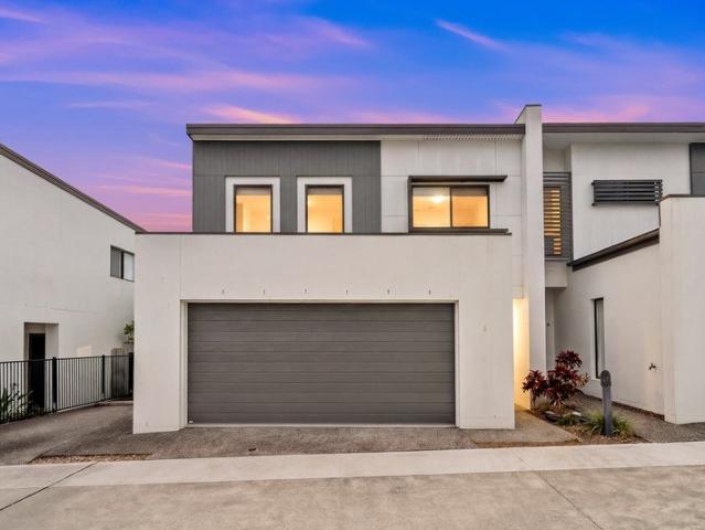 Modern South North Facing Four bedroom Townhouse Only Seven Year Young
