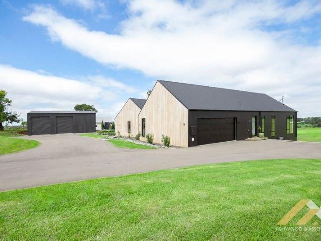 MODERN, SOPHISTICATED AND WELL ZONED