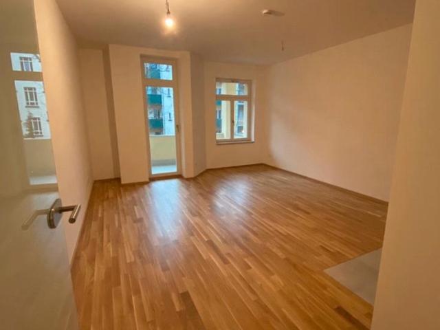Modern sanierte 2,5 Zimmer Altbauwohnung mit Balkon