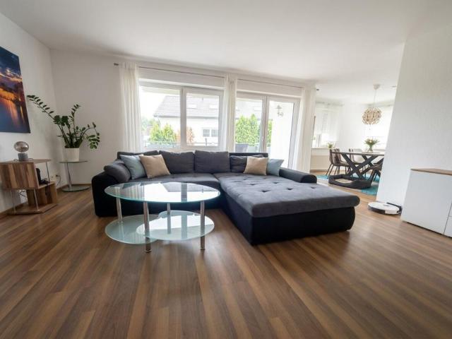 Modern + Schick, 3,5 Zi Wohnung, 90 m2, Südbalkon, Stellpl EBK