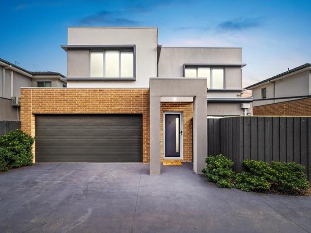 Modern seaside escape minutes to the bay