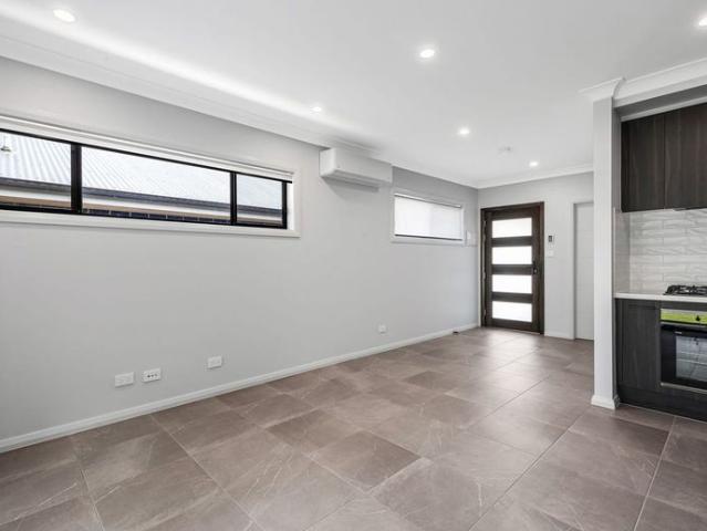 MODERN SELF CONTAINED 1 BEDROOM GRANY FLAT!