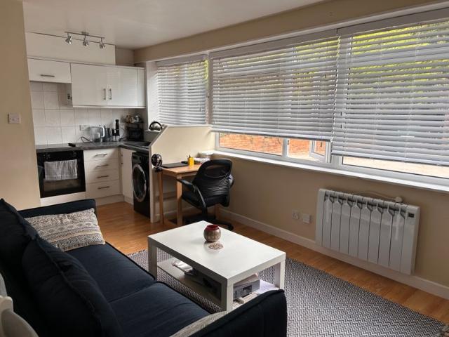 Modern Self Contained Studio – Near Queen Elizabet