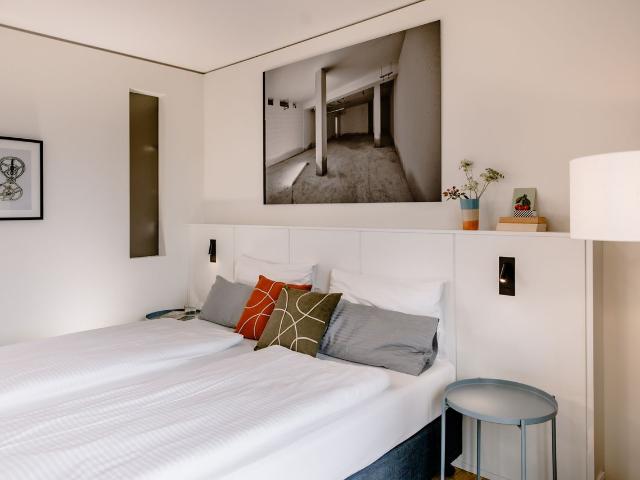 Modern Serviced Apartment for two at the Olympiapark with fitness studio, 9 min to the main train station, Munchen Amsterdam Apartments for Rent