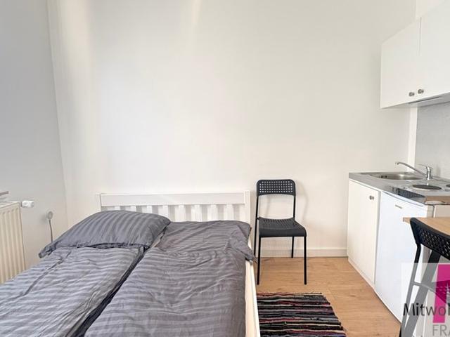 Modern shared apartment room with a private bathroom and kitchenette in a central location – euhabitat